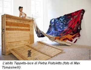 L’abito Tappeto-luce di Pietra Pistoletto (foto di Max Tomasinelli)