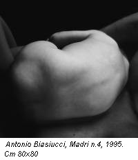 Antonio Biasiucci, Madri n.4, 1995. Cm 80x80